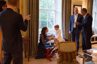 Принц Джордж играет с подарком Обамы.