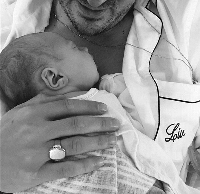 Дейв Гарднер с новорожденной дочерью на руках