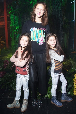 Ксения Князева с дочками Алисой и Василисой.