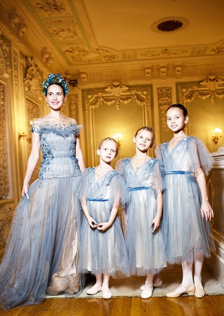 Ольга Томпсон с дочерьми Марусей Наташей и Настей в платьях Yanina Couture.