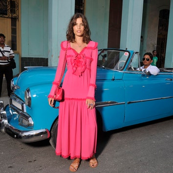 Жизель Бундхен и Ванесса Паради на показе Chanel на Кубе