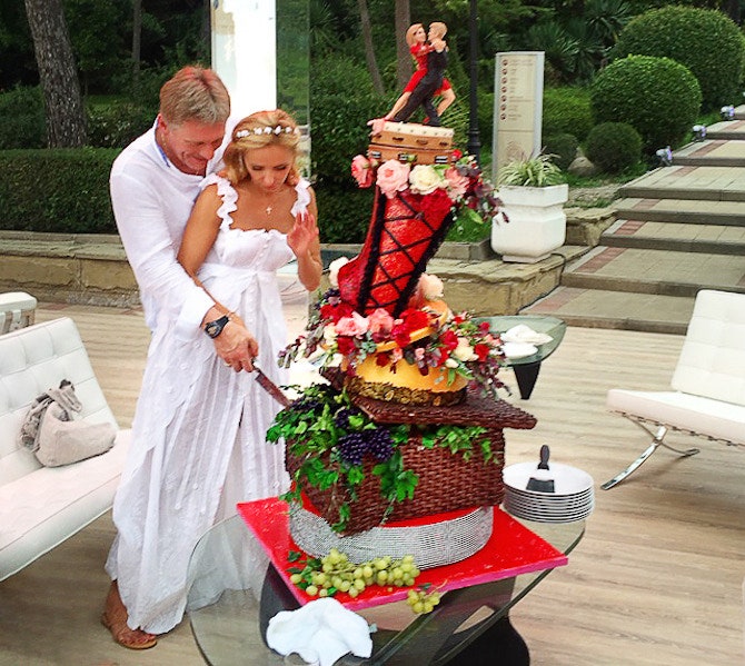Татьяна Навка и Дмитрий Песков у свадебного торта