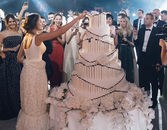 Екатерина Затекина у свадебного торта