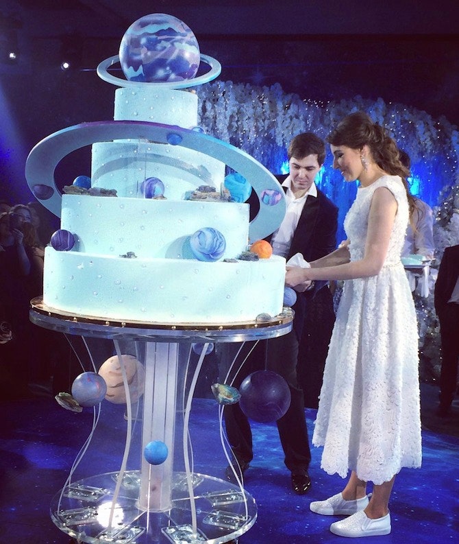 Алина Моносова и Павел Калтурин у свадебного торта