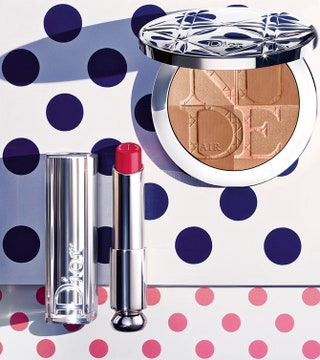 Помада Dior Addict Lipstick и пудра Dioskin Nude Air Glow Powder.