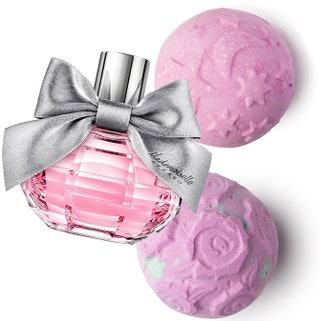 Цветочнофруктовый аромат Mademoiselle Azzaro от Azzaro и бомбы для ванны «Розовая сенсация» и «Сумерки» от Lush.