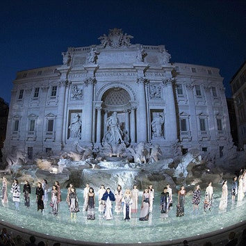 Встречаемся у фонтана: Кейт Хадсон и Орнелла Мути на показе Fendi