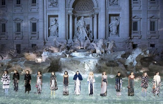 Впечатляющий размах шоу у фонтана — не случайность модный дом Fendi празднует 90летний юбилей.