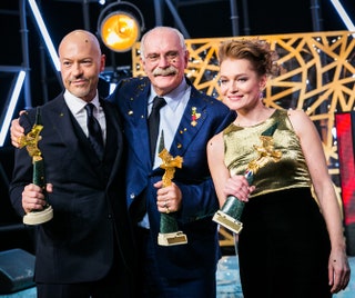 Федор Бондарчук  Никита Михалков с «Золотым орлом» за выдающийся вклад в мировой кинематограф и Виктория Толстоганова .