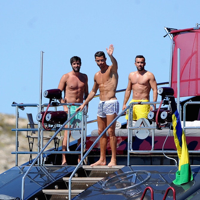 Фото Криштиану Роналду на Ибице футболист с друзьями на яхте | Tatler