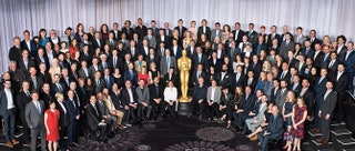 Памятный групповой снимок номинантов с членами киноакадемии.
