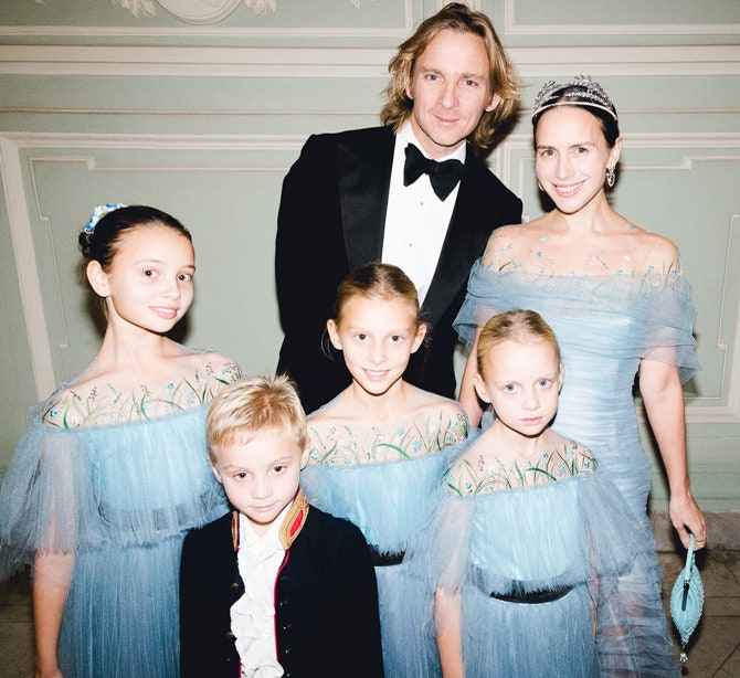 Чарльз и Ольга Томпсон с дочерьми Анастасией Натальей Марией и сыном Александром