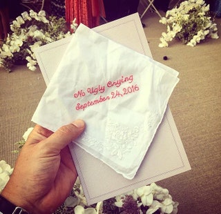 Подарок гостям — носовой платок с надписью «Нет некрасивым слезам. 24 сентября 2016».