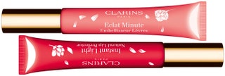 Блеск для губ Eclat Minute от Clarins с увлажняющей и визуально увеличивающей губы формулой.