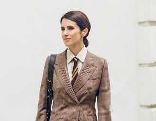 В жакете блузке и галстуке Dries Van Noten с сумкой Prada.