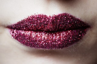 Рубиновые губы моделей — дело рук визажиста Пэт Макграт.