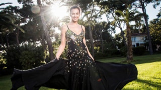 Ирина Шейк на балу amfAR в Каннах фото модели с Льюисом Хэмилтоном | Tatler