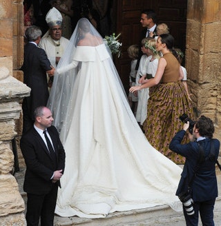 Невеста на входе в церковь.