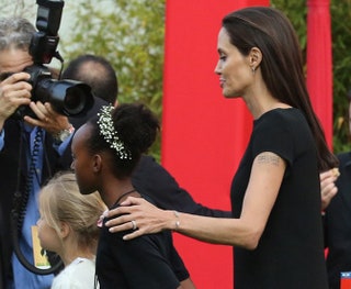 Анджелина Джоли с дочерьми Вивьен и Захарой.