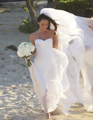 Меган Фокс в свадебном платье Armani.