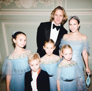 Чарльз и Ольга Томпсон с сыном и дочерьми.