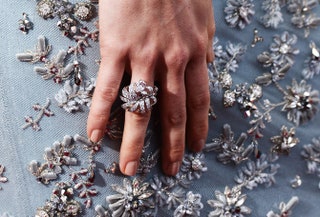 Кольцо Plume из белого золота с бриллиантами Chanel Fine Jewelry.