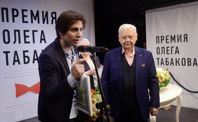 Александр Молочников с Олегом Табаковым на вручении премии в «Табакерке»