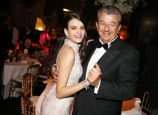 Соня Бен Аммар и ее отец кинопродюсер Тарак Бен Аммар на Балу дебютанток в Париже.