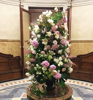 Цветочный декор в залах Villa Pignatelli где представили ювелирную коллекцию Alta Jewerelia.