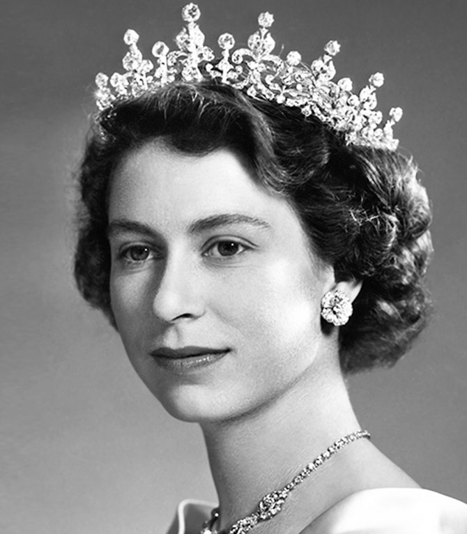 Юная Елизавета II в короне Garrard