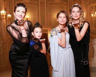 Снежана Георгиева с дочерью Соней и Катя Мухина в Chanel с дочерью Машей.