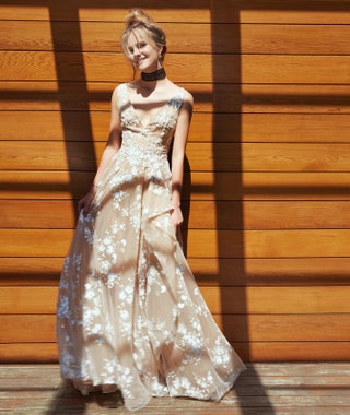 Платье Tony Ward серьги Dior.