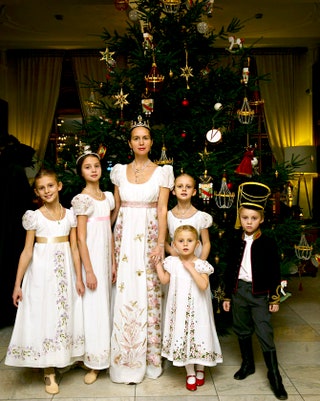 Ольга Томпсон с дочерьми и сыном.