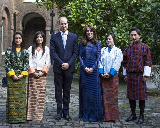 Накануне индийского тура принц Уильям и герцогиня Кэтрин в платье индийского бренда Saloni на бранче с молодежью из...