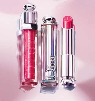Новая формула блеска Dior Addict Ultra Gloss дополнена гиалуроновой кислотой которая разглаживает и увлажняет губы и...