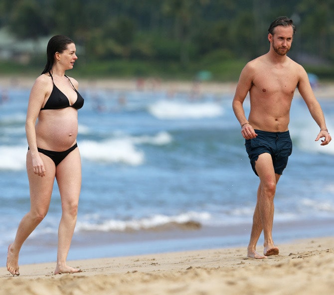 Беременная Энн Хэтэуэй и ее муж Адам Шульман во время отпуска на Гавайях