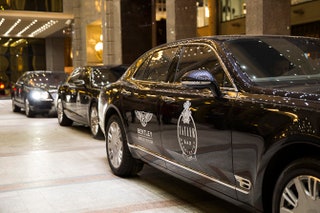 Автомобили Bentley — официальные кареты наших принцесс.