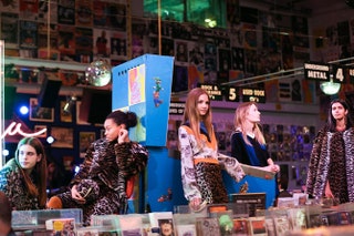 Участницы дефиле в музыкальном магазине Amoeba Music.