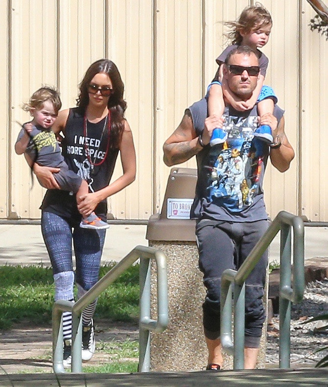 Меган Фокс и Брайан Остин Грин с сыновьями Боди и Ноа на прогулке в сентябре 2015 года