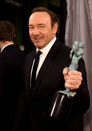 Кевин Спейси с наградой «Лучший актер в драматическом сериале» за «Карточный домик».