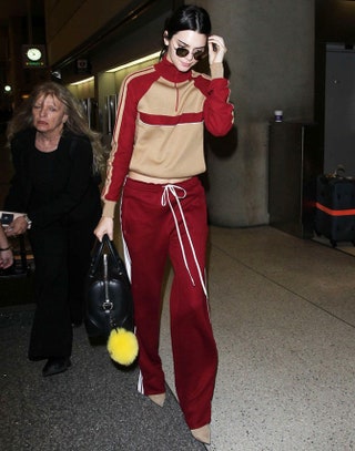 Кендалл Дженнер в аэропорту ЛосАнджелеса костюм Chloe туфли Givenchy сумка Givenchy меховая подвеска Fendi.