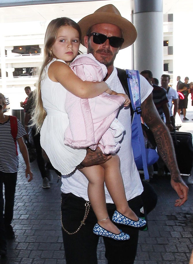 Дэвид Бекхэм с дочерью Харпер в аэропорту ЛосАнджелеса