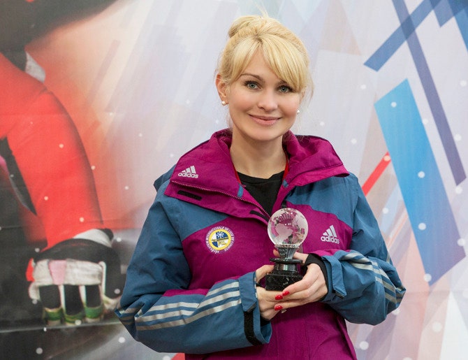 Наталия Гарт с призом от Международной федерации санного спорта