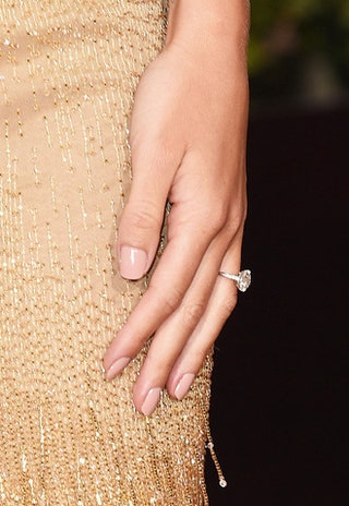 Кольцо на пальце Рози ХантингтонУайтли.