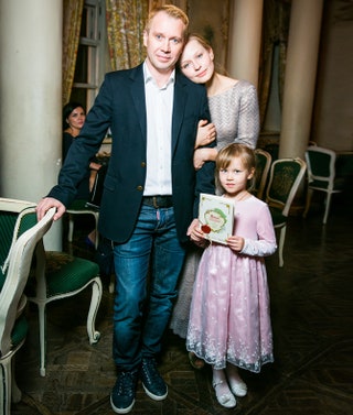 Евгений Миронов и Юлия Пересильд с дочерью Анной.