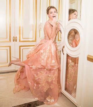 София Киперман в платье Elie Saab Haute Couture и туфлях Christian Louboutin.