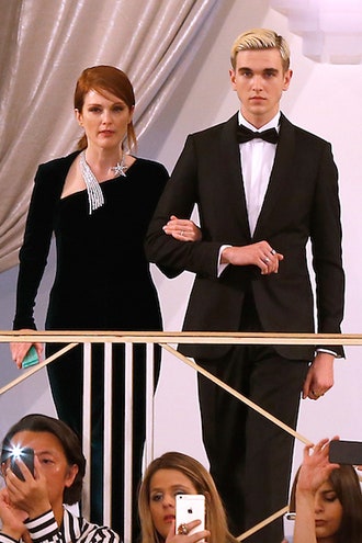 ГэбриелКейн ДейЛьюис и актриса Джулианна Мур на показе Chanel
