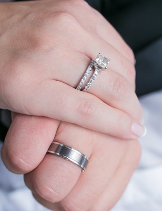 Окольцованные пальчик Марии украсил бриллиант Tiffany  Co. а Иван теперь носит оригинальное кольцо Markin изготовленное...