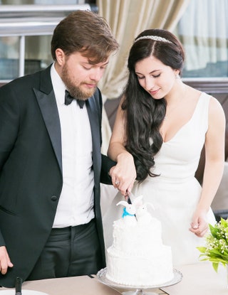 Иван Парфенов и Мария Бройтман у свадебного торта.