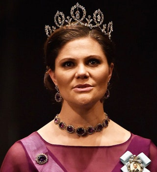Кронпринцесса Швеции Виктория в бриллиантовой Коннаутской тиаре на голове и аметистовой тиаре надетой как ожерелье.